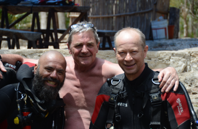Equipo de scuba diving listo para una inmersión en el mar.