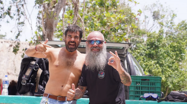 Grupo de amigos haciendo scuba diving cenotes en México.