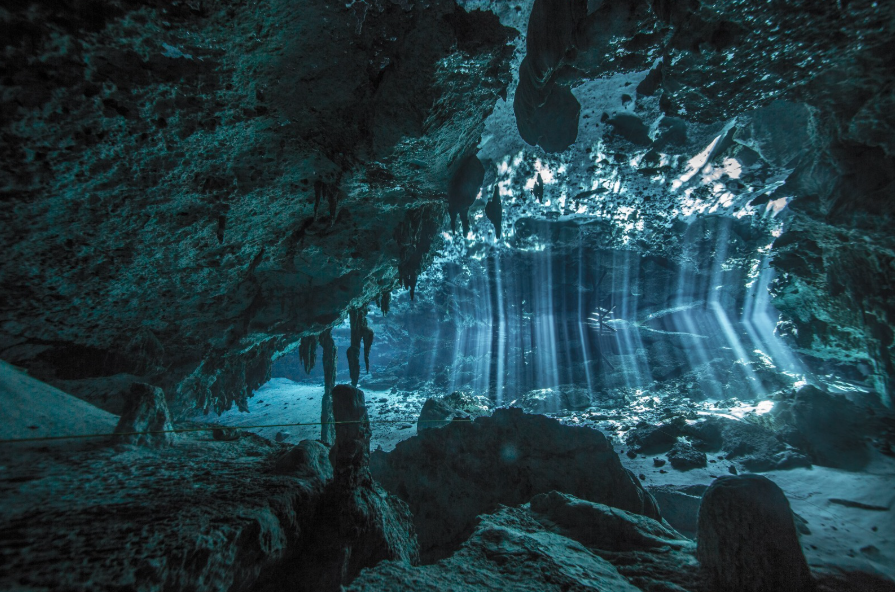 Formaciones geológicas impresionantes durante un cenotes diving.