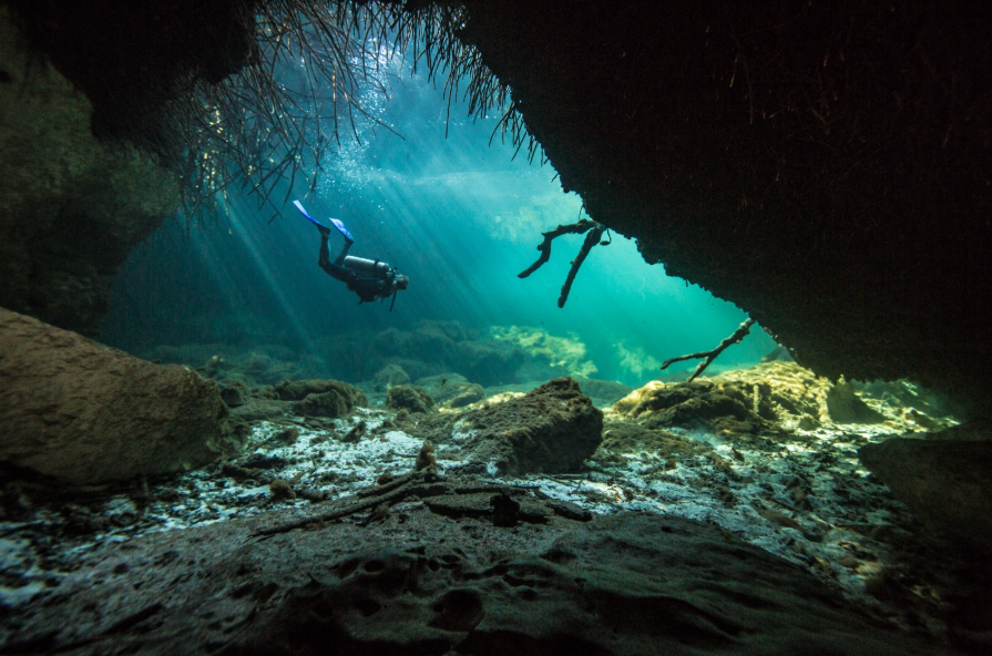 Espectacular entrada de luz en una sesión de scuba diving cenotes.