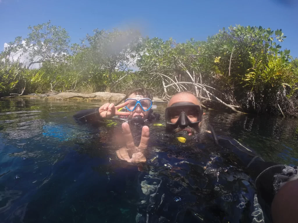 Turistas disfrutando de scuba diving Playa del Carmen.
