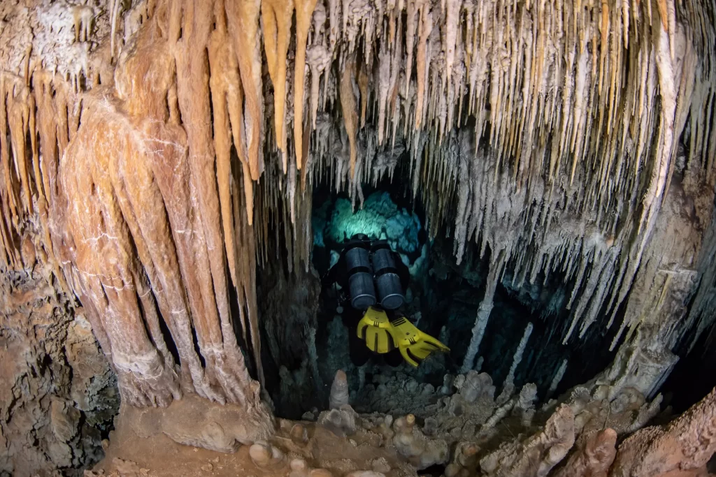 exploración de cave diving en los mejores cenotes de Tulum con equipos de scuba diving avanzados
