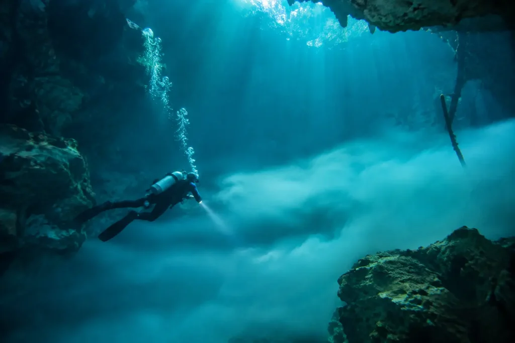 Cenote Angelita: cómo es bucear en la nube