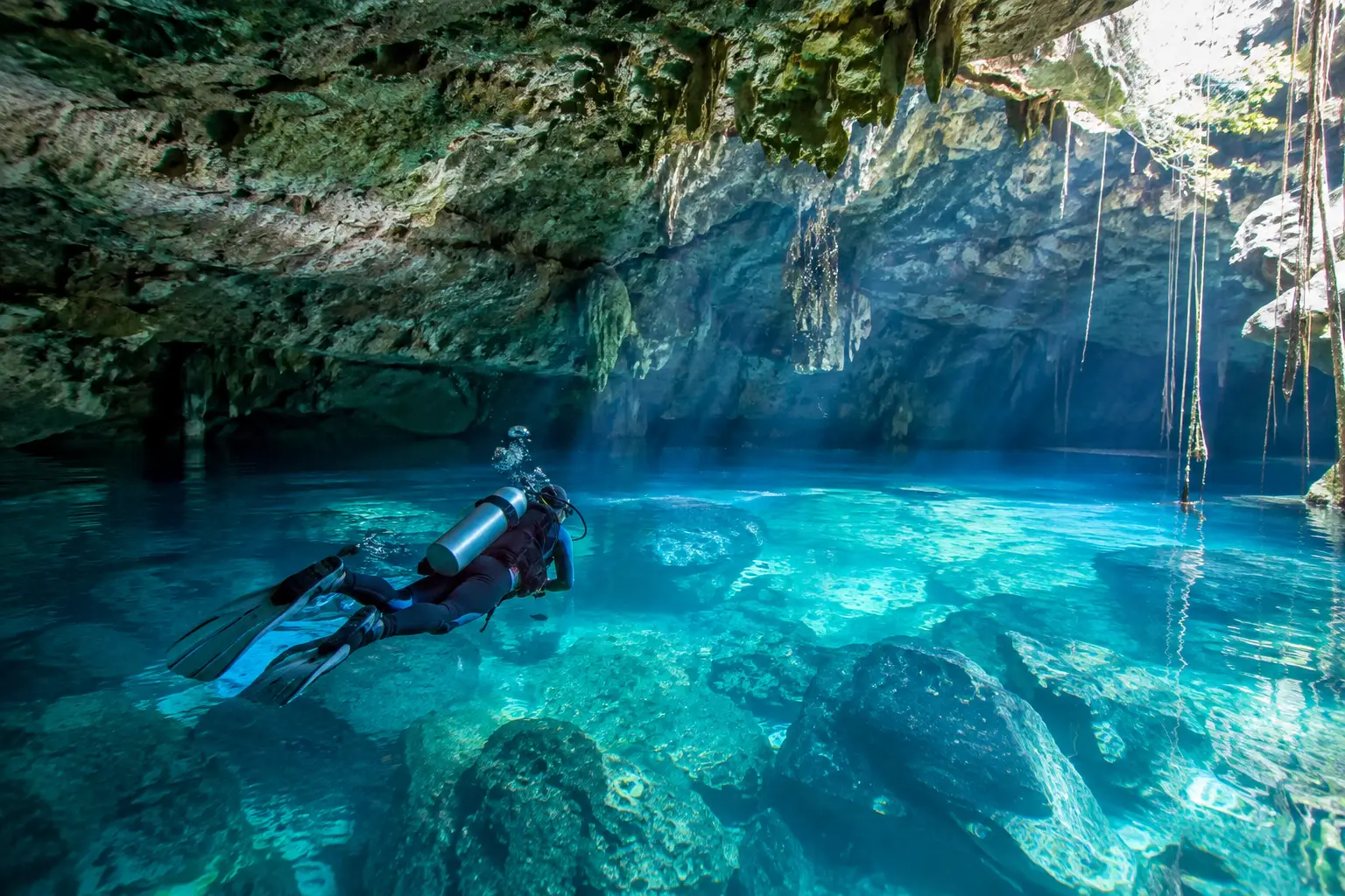 Mejores cenotes para buzos certificados cerca de Tulum